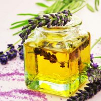Aromatherapie: Nutzung ätherischer Öle zur Verbesserung des Wohlbefindens