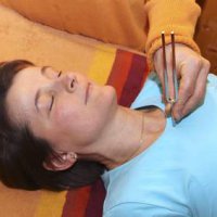 Phonophorese: Medizinische Stimmgabel-Therapie zur Aktivierung selbstreinigender Effekte